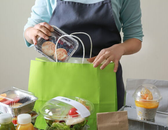 Россияне начали экономить на доставке еды из ресторанов Россияне начали экономить на доставке еды из ресторанов