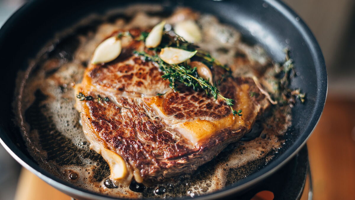 Диетологи рассказали, какие продукты опасно есть при высоком давлении