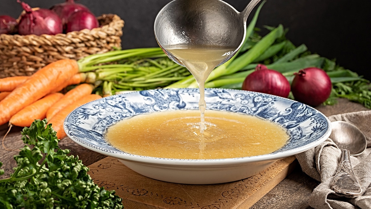Диетолог объяснила, почему при варке супа нужно сливать первый бульон