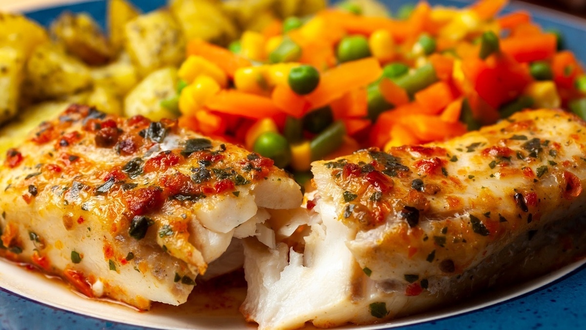 Готовим сочную рыбу минтай в духовке и на сковороде: 7 лучших рецептов