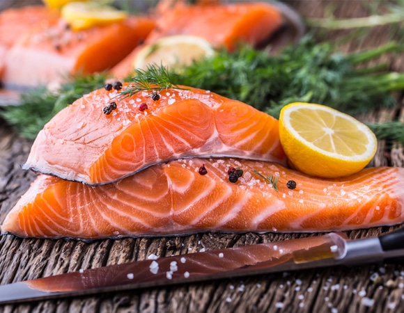 Диетолог рассказал, кому нельзя есть красную рыбу