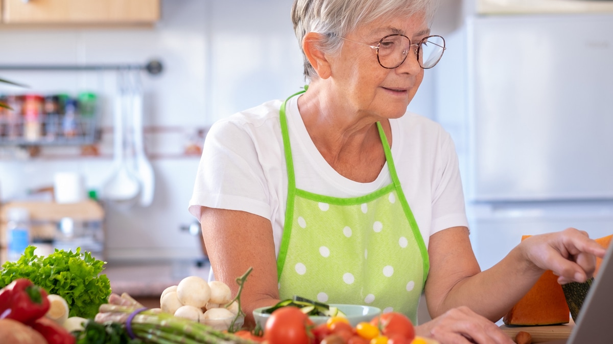 Роспотребнадзор дал советы по питанию для людей старше 60 лет
