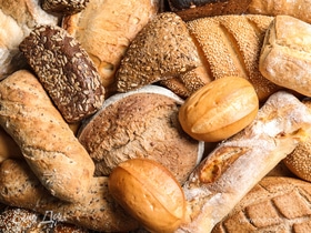 Диетолог рассказала, какой вид хлеба бесполезен для человека