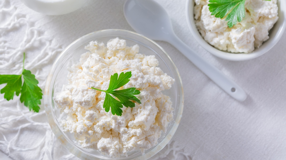 Диетолог посоветовала включить творог в рацион для омоложения кожи