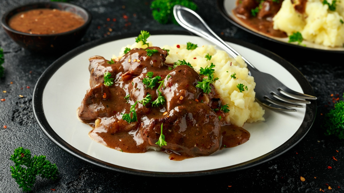 Диетолог Гинзбург порекомендовал включить в рацион говяжью печень