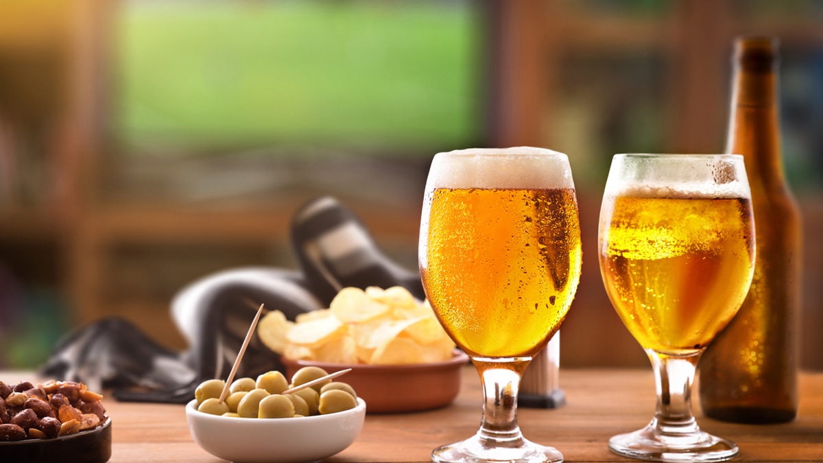 Названы популярные закуски, которые опасно сочетать с алкоголем