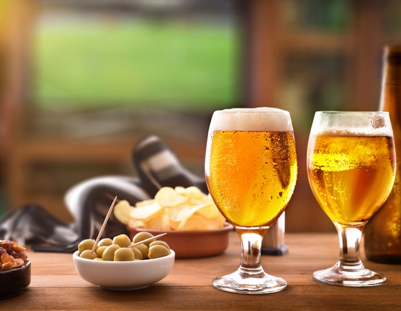 Названы популярные закуски, которые опасно сочетать с алкоголем