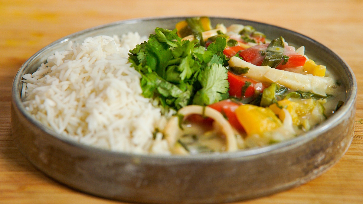 Олег жарит! Зеленое карри с кальмарами Олег жарит! Зеленое карри с кальмарами