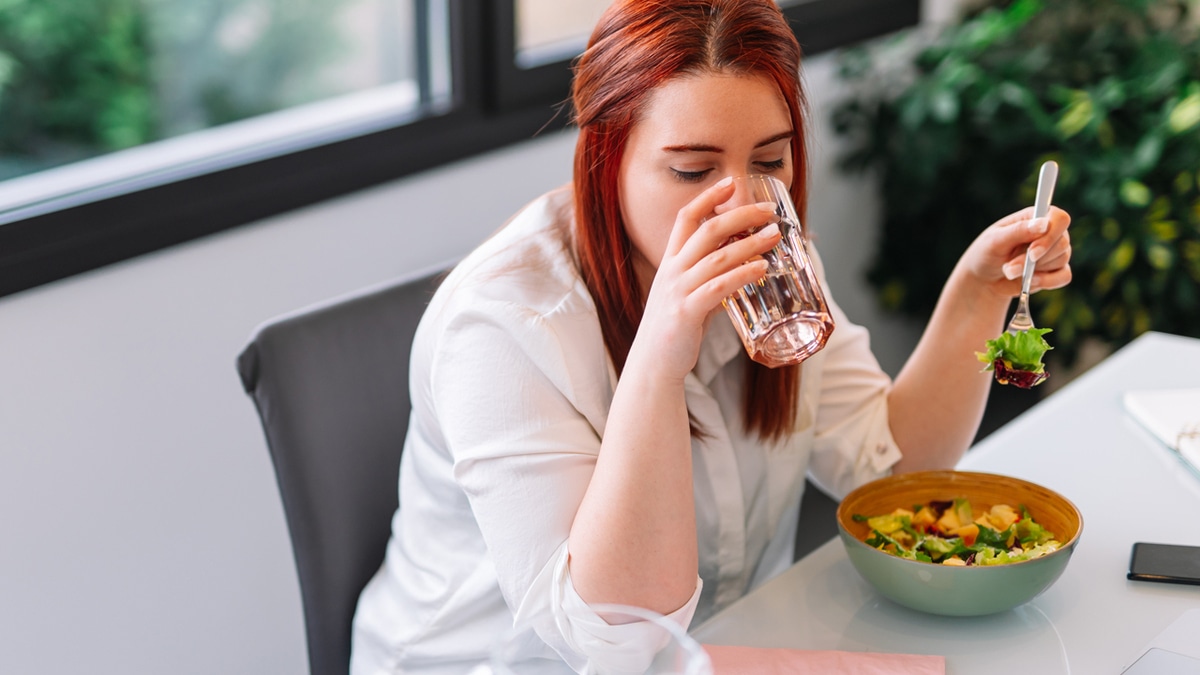 Почему не стоит пить во время еды: мнение гастроэнтеролога