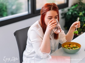 Почему не стоит пить во время еды: мнение гастроэнтеролога