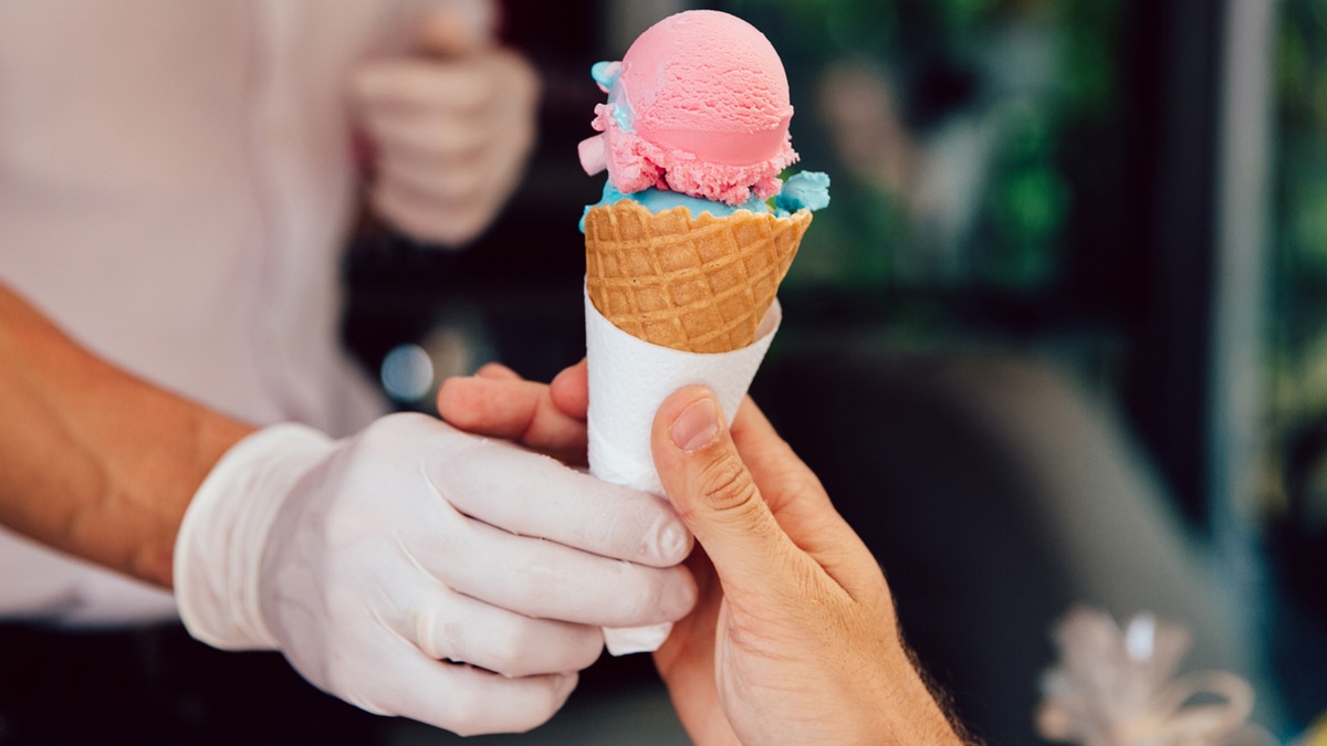 Доктор Гинзбург рассказал, какое мороженое не стоит покупать