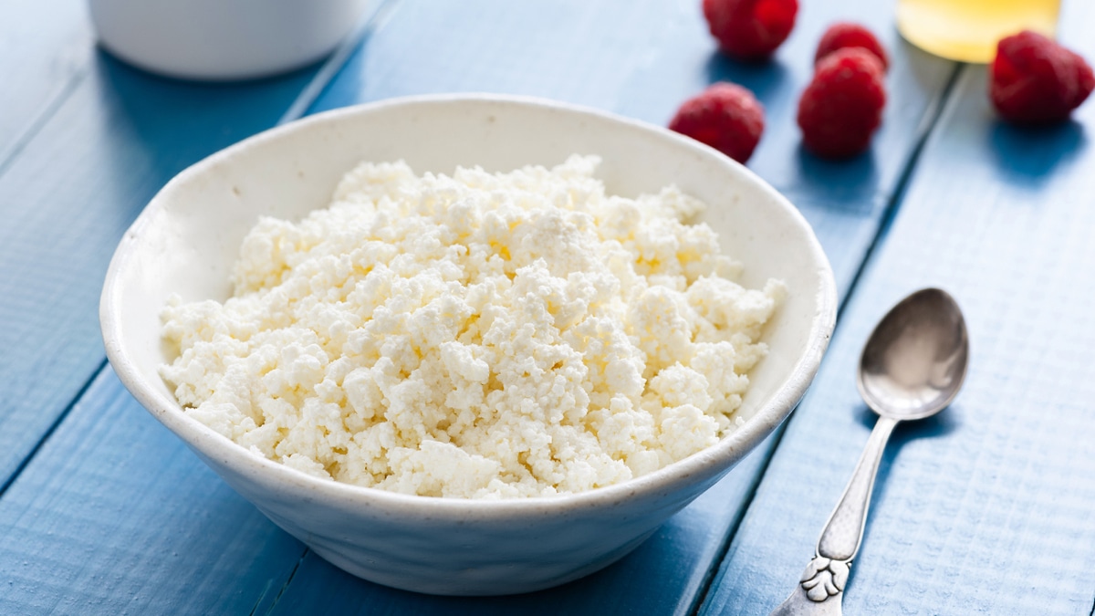 Врач рассказала, как творог может привести к отекам