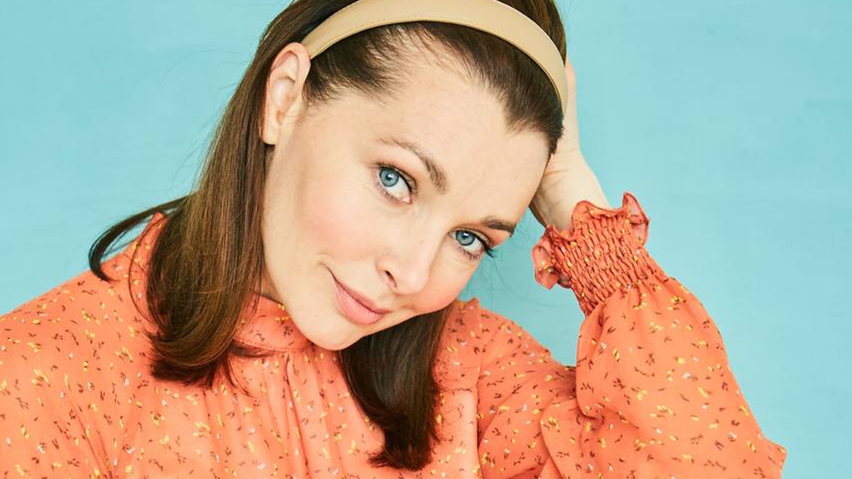 Актриса Наталья Антонова показала, как готовит пирог с клубникой