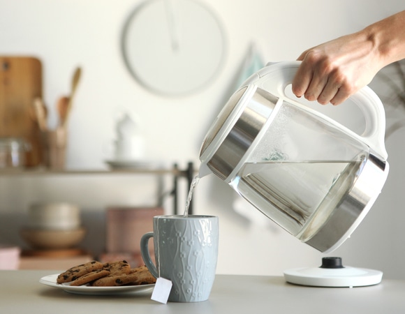 Перечислены способы, как избавиться от накипи в чайнике Перечислены способы, как избавиться от накипи в чайнике