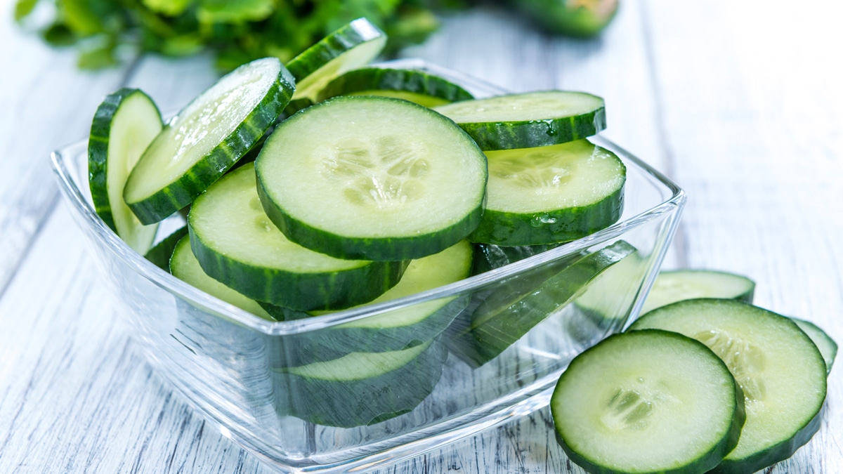 Увлажняют и насыщают: стало известно, чем полезны огурцы