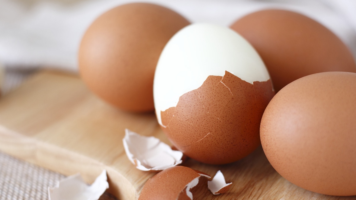 Как почистить яйца от скорлупы за пару секунд: назван простой способ
