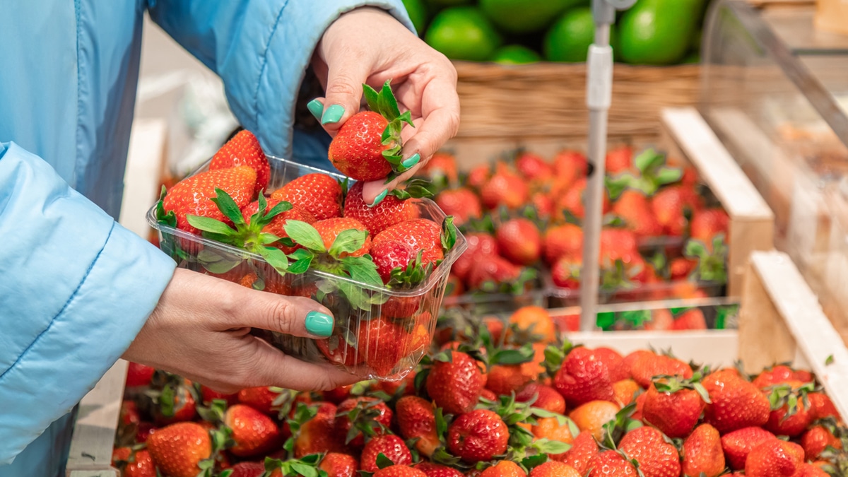 Роспотребнадзор: какие сезонные ягоды стоит покупать в июне