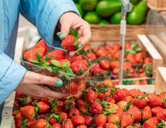 Роспотребнадзор: какие сезонные ягоды стоит покупать в июне Роспотребнадзор: какие сезонные ягоды стоит покупать в июне