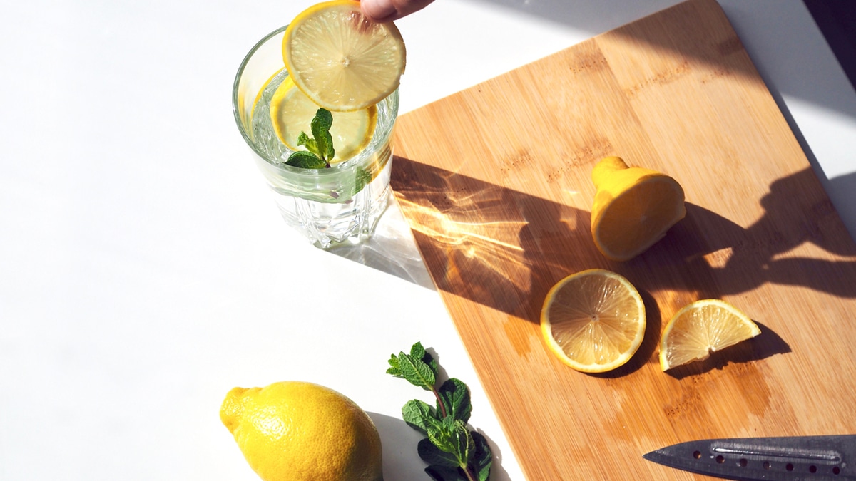 Стало известно, как вода с лимоном влияет на здоровье зубов