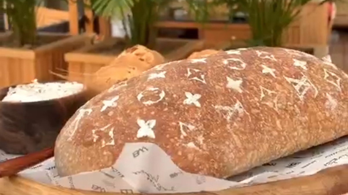 Хлеб с логотипом Louis Vuitton появился в одном из ресторанов Екатеринбурга