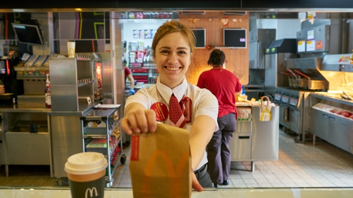 Стало известно, какой будет новая форма у сотрудников «Макдоналдса»