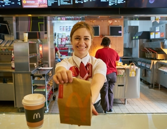 Стало известно, какой будет новая форма у сотрудников «Макдоналдса» Стало известно, какой будет новая форма у сотрудников «Макдоналдса»