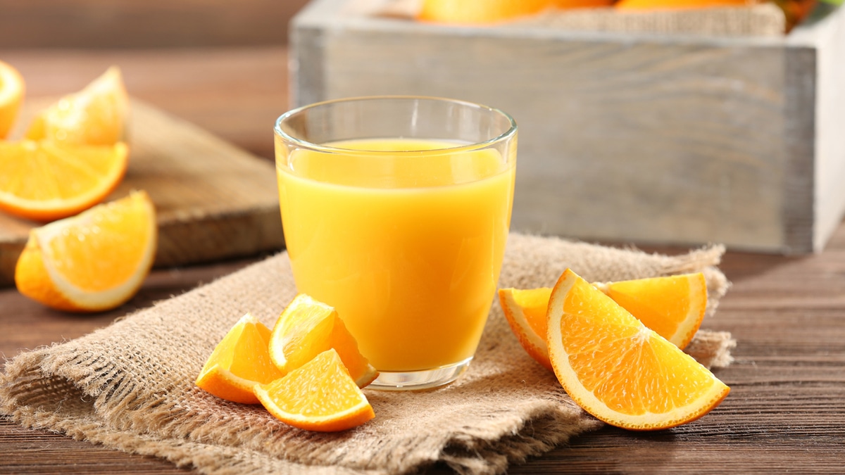 Врач рассказал, можно ли пить апельсиновый сок натощак