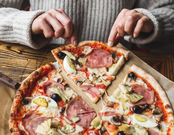 Названы пищевые привычки, которые могут привести к потере слуха