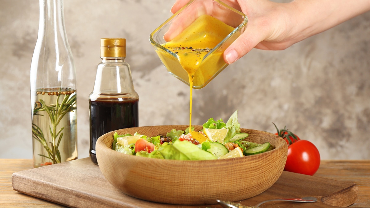 Врач призвал заменить масло в салатах на другую заправку