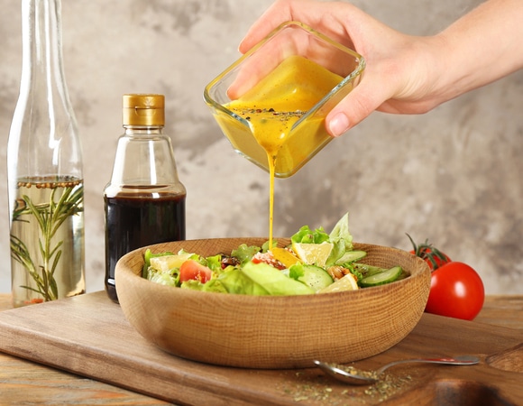 Врач призвал заменить масло в салатах на другую заправку