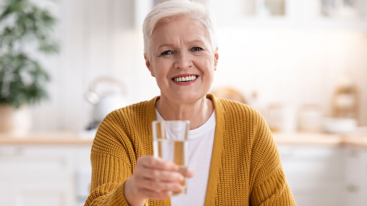 Диетолог: какие напитки противопоказаны людям после 60 лет