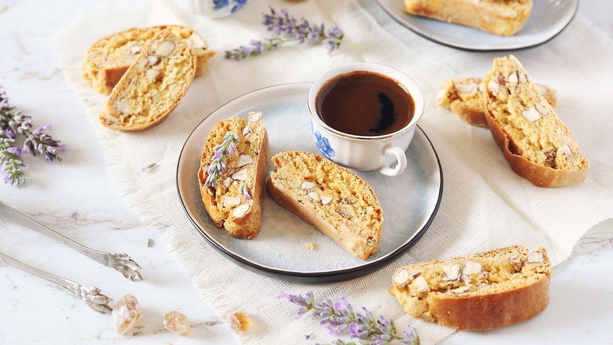 Научи меня печь! Бискотти с лавандой, белым шоколадом и миндалем Научи меня печь! Бискотти с лавандой, белым шоколадом и миндалем