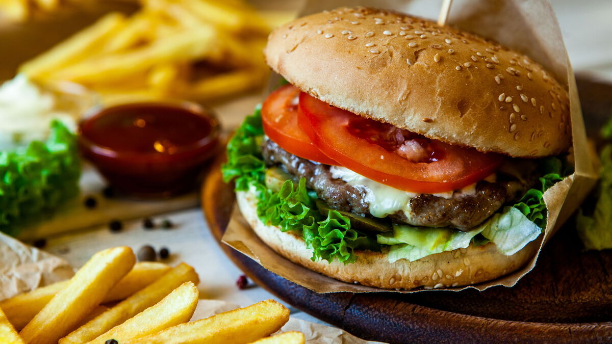 Что может сделать один бургер с вашим организмом: ответила врач