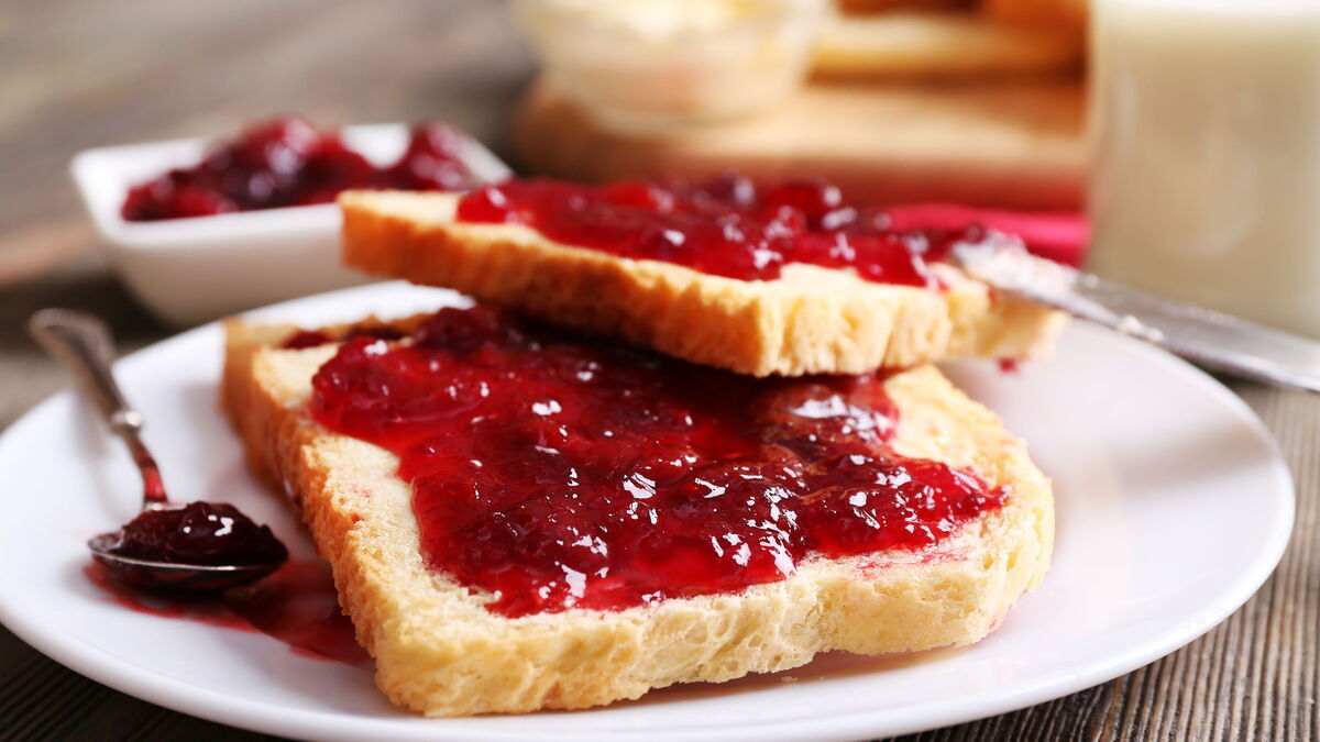 Диетолог Арзамасцев рассказал о вреде хлеба с вареньем