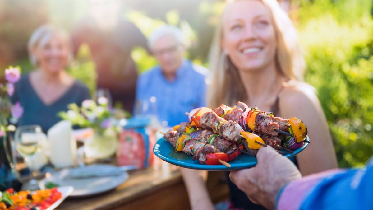 Какие продукты нужно исключить из рациона летом: мнение врача
