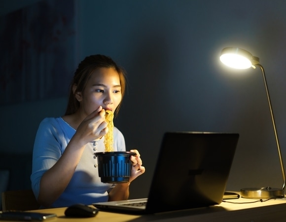 Диетолог: как поздний прием пищи влияет на здоровье