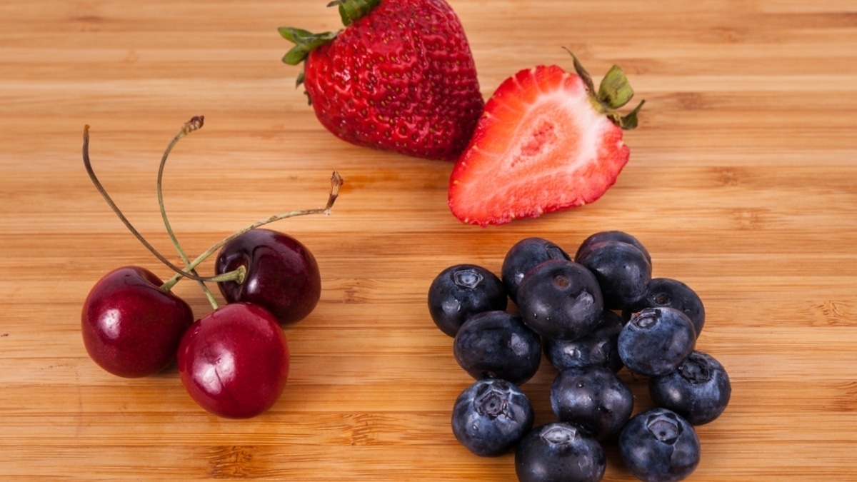 Диетолог: сколько клубники и черешни можно съесть в день
