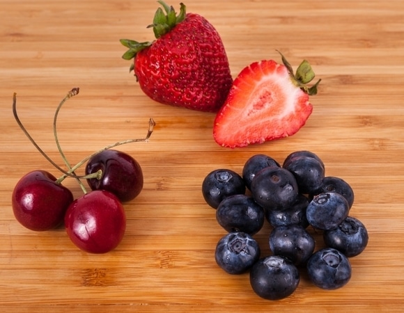 Диетолог: сколько клубники и черешни можно съесть в день Диетолог: сколько клубники и черешни можно съесть в день
