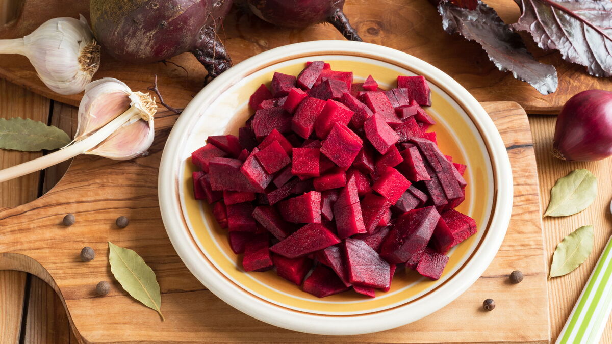 Диетолог объяснила, почему опасно разогревать свеклу в микроволновке Диетолог объяснила, почему опасно разогревать свеклу в микроволновке