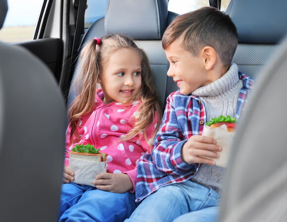 Чем кормить ребенка во время путешествия на машине: советы педиатра