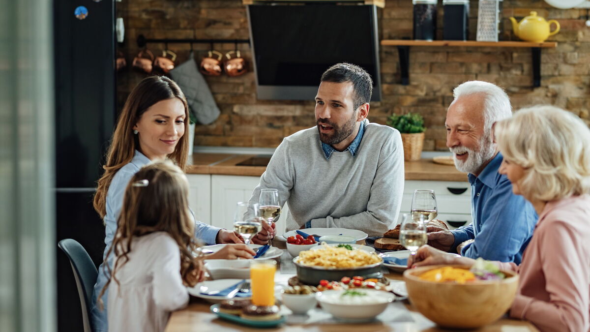 Специалист объяснила, почему полезно разговаривать во время еды
