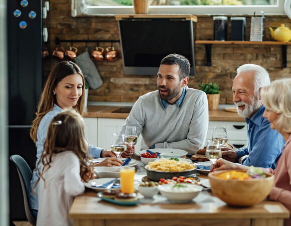Специалист объяснила, почему полезно разговаривать во время еды Специалист объяснила, почему полезно разговаривать во время еды
