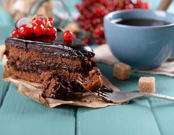 Врач рассказал, к чему может привести привычка пить чай со сладостями