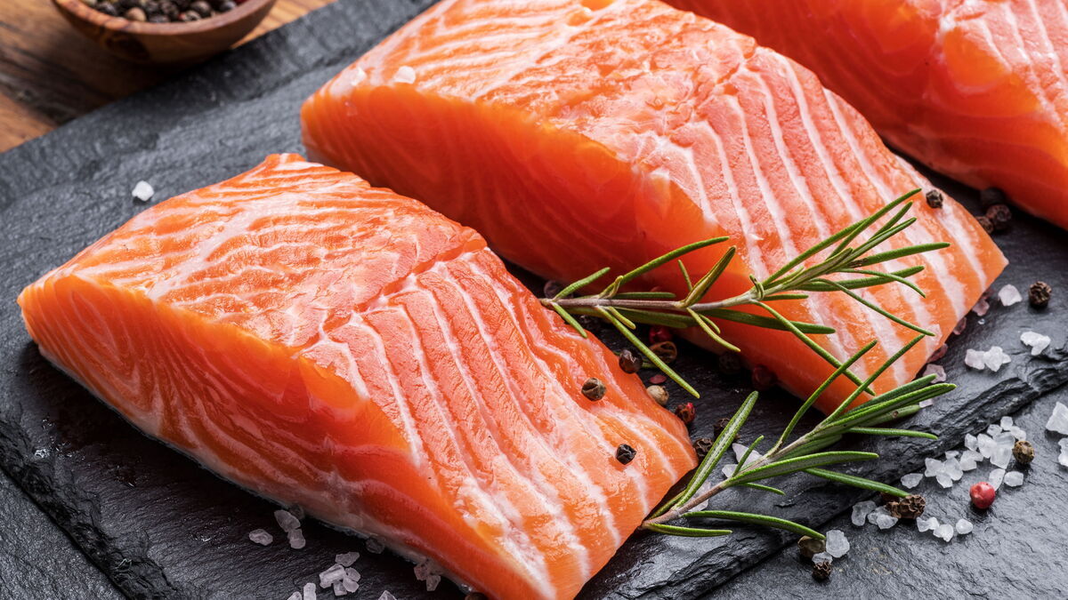 Эксперты объяснили, почему стремительно дорожает лосось