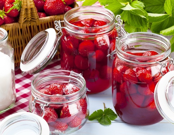 Как правильно варить компот из клубники: секреты и рецепты от «Едим Дома»