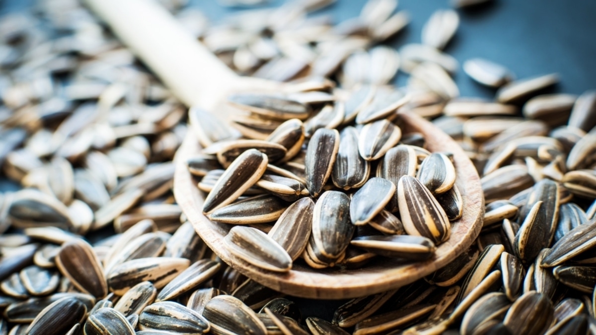 Врач предупредила, чем может навредить привычка грызть семечки