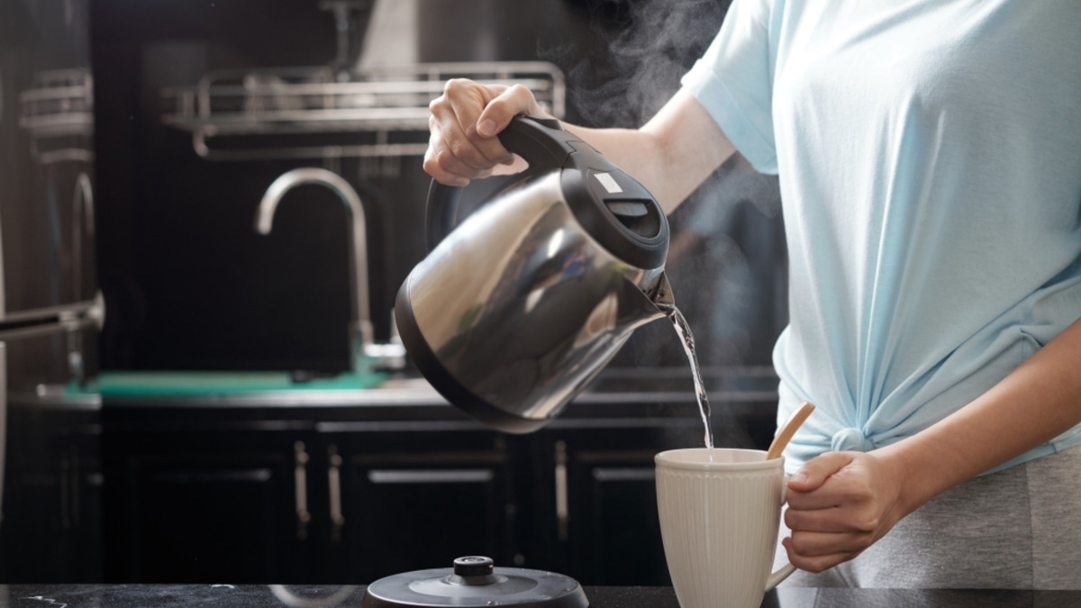 Специалист рассказал, чем вредна накипь в чайнике