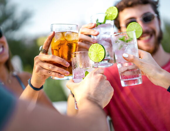 Названы напитки, которые могут спровоцировать тепловой удар Названы напитки, которые могут спровоцировать тепловой удар