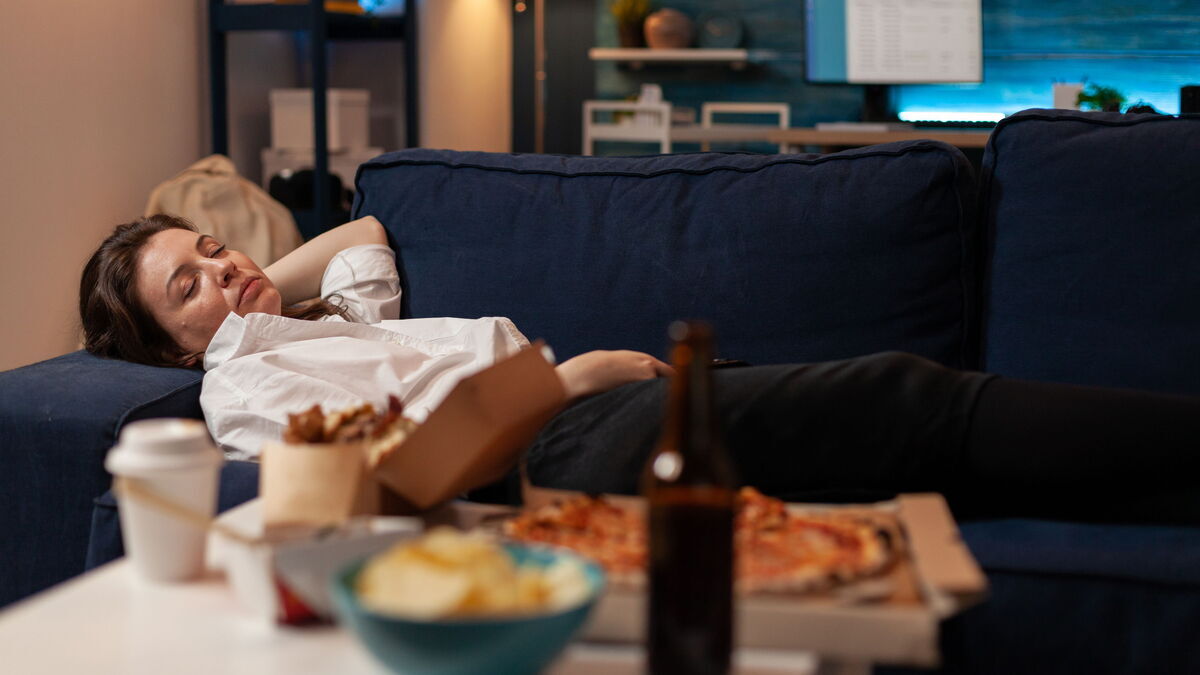 Почему нельзя ложиться спать после еды: объяснила врач