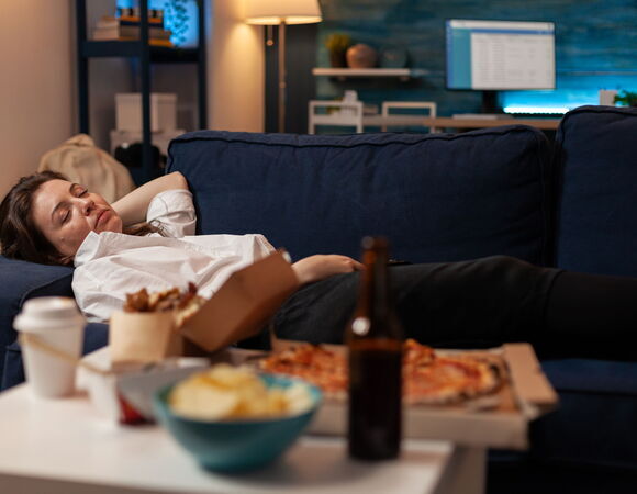 Почему нельзя ложиться спать после еды: объяснила врач